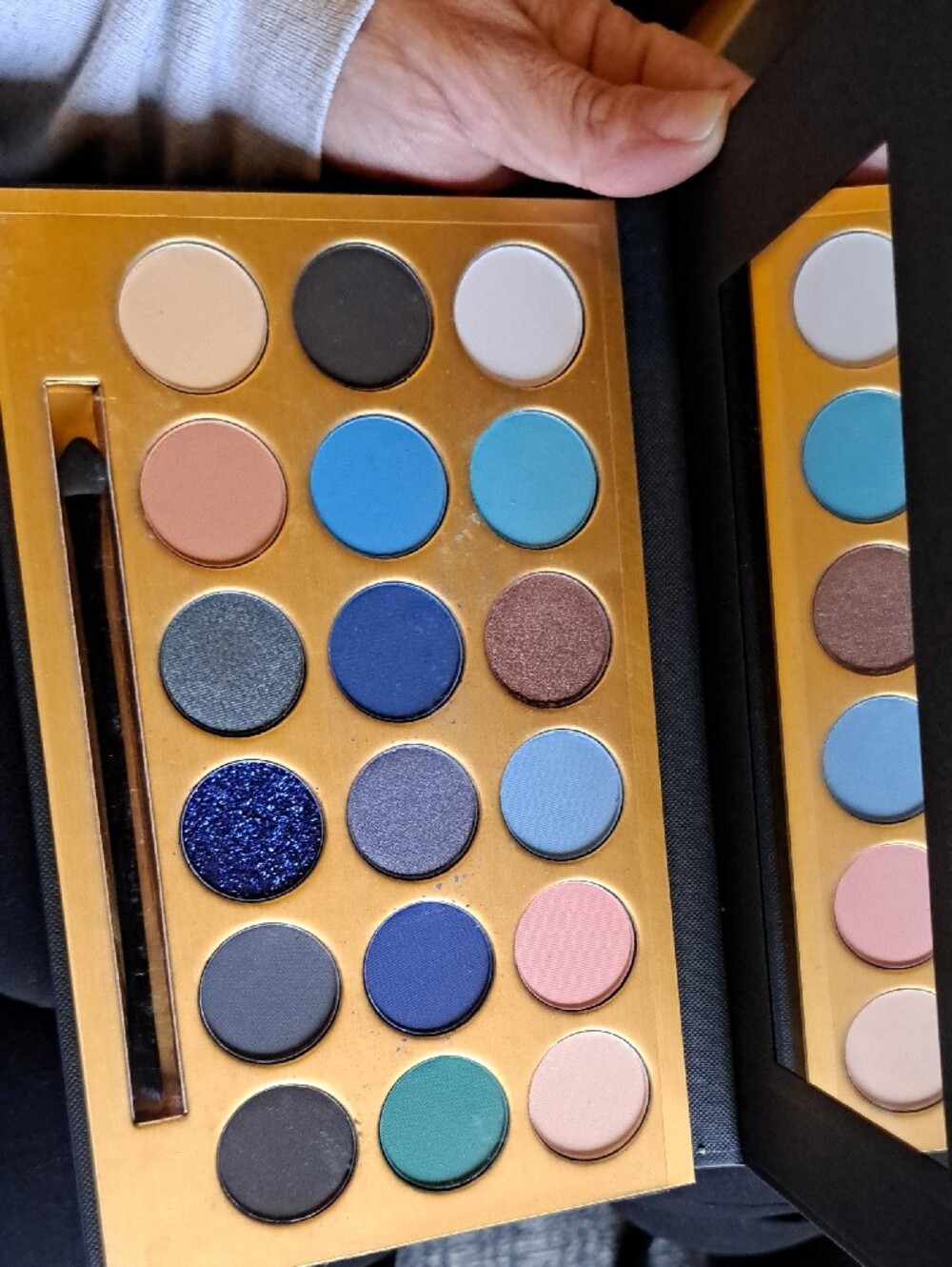 Be Denno brand 18 Color shadow Palette — Blue, Teal, Navy, Peach & Brown Tones - Picture 2 of 5